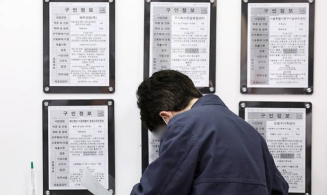 국가데이터처가 지난 15일 3월 취업자 수가 전년보다 20만6000명 늘었다고 밝혔다 반면, 청년층(15~29세) 고용률은 0.9%p(포인트) 하락한 43.6%로 23개월째 하락세를 나타냈다. 실업자는 88만4000명으로 1년 전보다 3만5000명 줄었고, 실업률은 3.0%로 0.1%포인트 하락했다. 사진은 이날 서울 마포구 서울서부고용복지플러스센터를 찾은 한 구직자가 일자리정보 게시판을 살펴보고 있다. 뉴스1