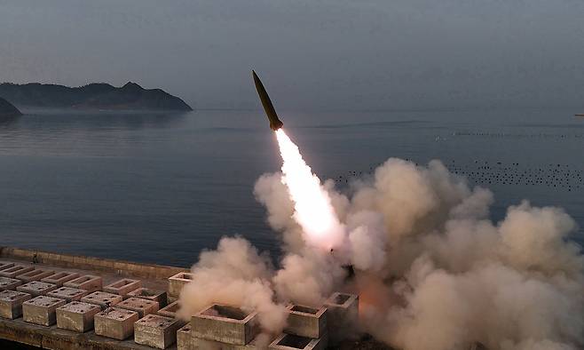 북한이 단거리 지대지 탄도미사일 집속탄두 위력을 평가하는 시험발사에 성공했다고 밝혔다. 조선중앙통신은 20일 "미사일총국은 19일 개량된 지상 대 지상 전술탄도미사일 '화성포-11라'형 전투부(탄두) 위력 평가를 위한 시험발사를 진행하였다"고 보도했다. 조선중앙통신 ·연합뉴스