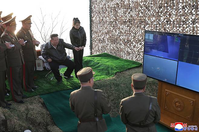 북한이 단거리 지대지 탄도미사일 집속탄두 위력을 평가하는 시험발사에 성공했다고 밝혔다. 조선중앙통신은 20일 "미사일총국은 19일 개량된 지상 대 지상 전술탄도미사일 '화성포-11라'형 전투부(탄두) 위력 평가를 위한 시험발사를 진행하였다"고 보도했다. 조선중앙통신 ·연합뉴스