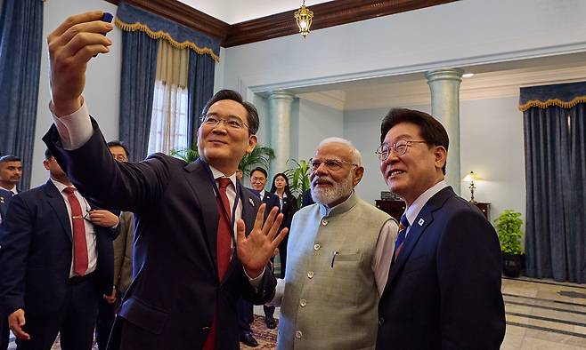 양국 유대감 ‘찰칵’ 인도를 국빈 방문 중인 이재명 대통령이 20일(현지시간) 인도 뉴델리 영빈관에서 열린 총리 초청 오찬에서 나렌드라 모디 인도 총리와 이재용 삼성전자 회장과 셀카를 찍고 있다. 왼쪽부터 이 회장, 모디 총리, 이 대통령. 청와대 제공