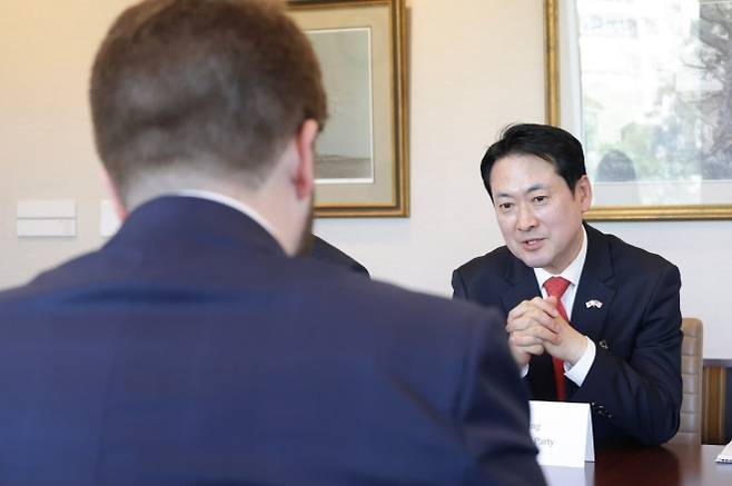 미국 국무부 차관보 면담한 장동혁 대표 - 국민의힘이 장동혁 대표가 사흘간 미국 체류 일정을 연장한 이후인 16일(현지시간)에 진행한 일정 관련 사진을 이날 출입기자단에 배포했다. 사진은 파일명에 16일이라고 밝힌 미국 국무부 차관보 면담 모습. 2026.4.19 국민의힘 제공.