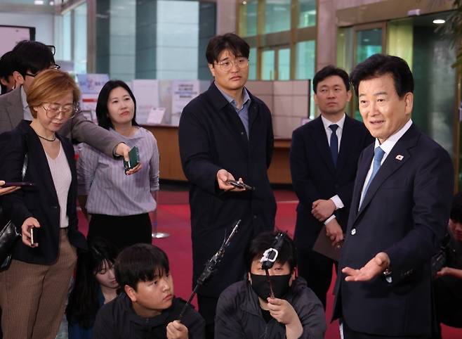 질문에 답하는 정동영 통일부 장관 - 정동영 통일부 장관이 20일 오후 외부 일정을 마친 뒤 서울 광화문 정부서울청사 집무실로 향하며 기자들의 질문에 답하고 있다. 2026.4.20 연합뉴스