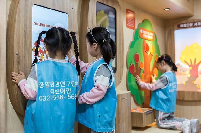 ‘찾아가는 어린이박물관 버스’에서 체험활동 중인 아이들 모습. 사진 제공=국립민속박물관