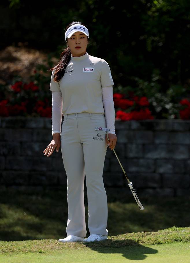 퍼팅 후 공을 확인하고 있는 윤이나. 사진 제공=AFP연합뉴스