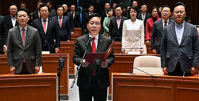 송언석 국민의힘 원내대표(맨 앞)가 3월 9일 국회에서 소속 의원 일동 명의의 결의문을 낭독하고 있다. 이날 국민의힘 의원 전원은 “윤석열 전 대통령의 정치적 복귀를 요구하는 일체의 주장에 명확히 반대한다”고 밝혔다. 동아DB