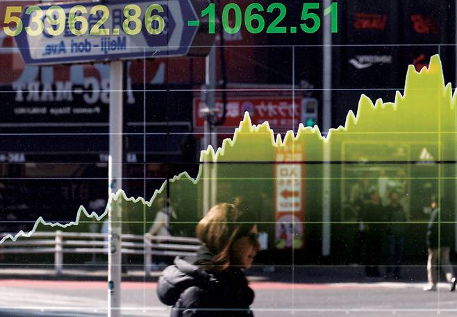 3월12일 일본 도쿄의 주식시장 현황판을 한 시민이 바라보고 있다. ⓒEPA 연합