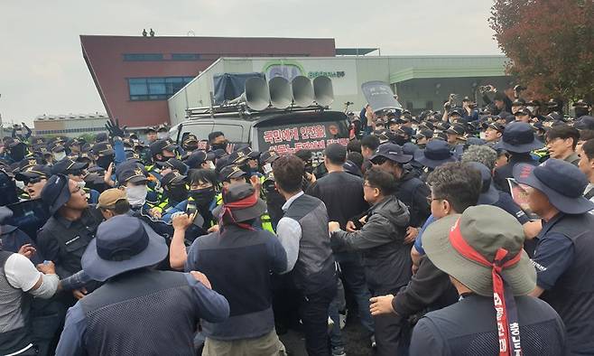 20일 경남 진주시 정촌면&nbsp;BGF로지스 진주센터에서 화물연대 관계자가 센터 입구로 진입하려는 과정에서 경찰과 대치하고 있다. ⓒ연합뉴스&nbsp;