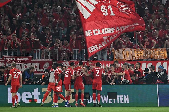 UEFA가 바이에른 뮌헨에 관중 통제 및 안전 확보 실패를 이유로 관중석 부분 폐쇄 징계를 내릴 가능성이 제기됐다. 사진은 징계 가능성이 제기된 경기인 이달 16일 알리안츠 아레나서 열린 레알 마드리드와 UCL 8강 2차전 홈 경기. 뮌헨│AP뉴시스