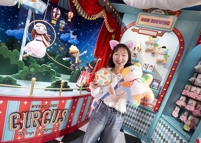 서커스 공연 ‘윙즈 오브 메모리’ 굿즈가 있는 ‘스카이웨이 기프트샵’