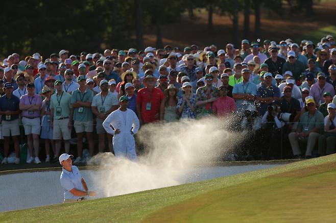 로리 매킬로이가 지난 12일 미국 조지아주 오거스타 내셔널 골프클럽에서 열린 마스터스 최종 라운드 18번홀에서 벙커 샷을 시도하고 있다. AP