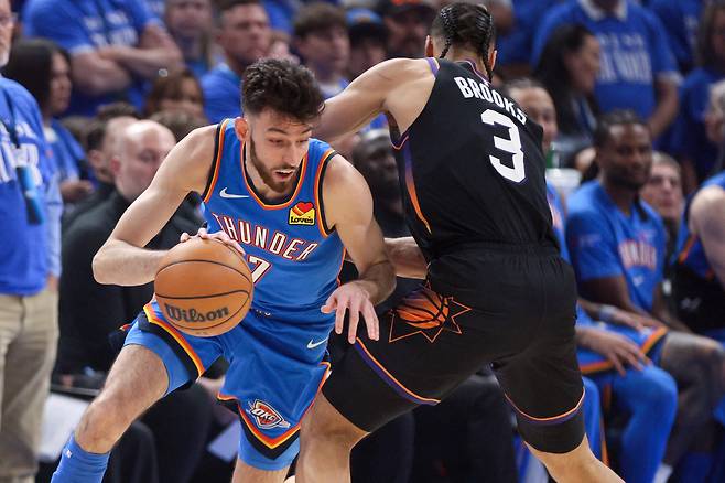 오클라호마시티 선더의 쳇 홈그렌이 20일 미국 오클라호마주 오클라호마시티의 페이컴 센터에서 열린 피닉스 선스와 2025~2026 미국프로농구 서부콘퍼런스 플레이오프 1라운드 1차전에서 돌파를 시도하고 있다. 오클라호마시티 | AP연합뉴스