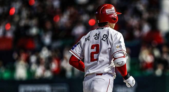 SSG 박성한이 14일 인천 두산전에서 홈런을 친 뒤 달리고 있다. SSG랜더스 제공