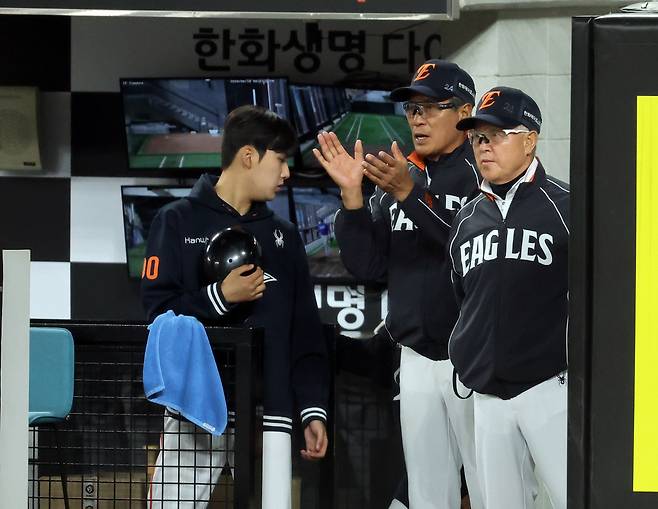 16일 대전 한화생명 볼파크에서 열린 2026 신한 SOL 뱅크 KBO리그 삼성 라이온즈와 한화 이글스의 경기. 한화 김경문 감독(오른쪽)이 굳은 얼굴로 경기를 지켜보고 있다. 2026.4.16 연합뉴스