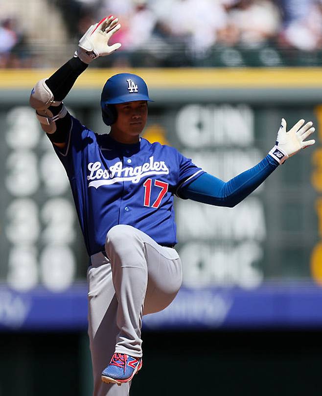 다저스 오타니 쇼헤이가 20일 콜로라도전에서 2루타를 날리고 세리머니하고 있다. 게티이미지코리아