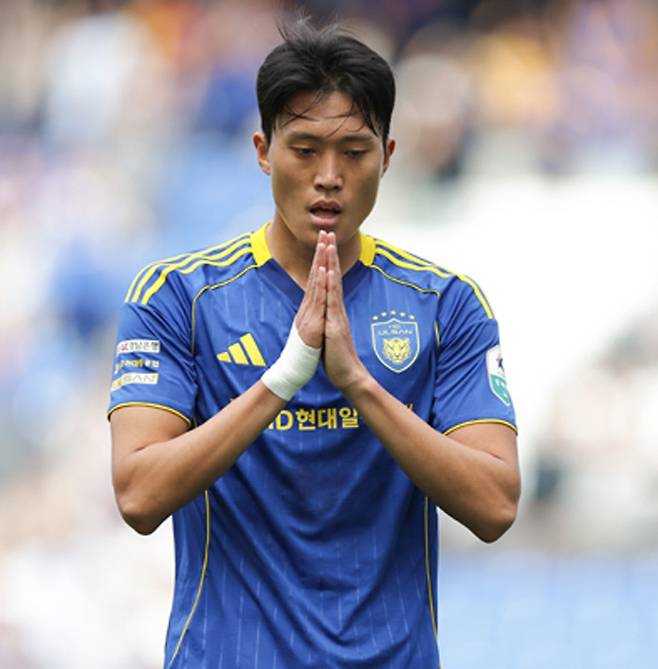 울산 HD 공격수 허율이 19일 광주FC와 K리그1 2026 8라운드 홈경기에서 골을 넣은 뒤 세리머니 대신 팬들에게 사과하고 있다. 프로축구연맹 제공