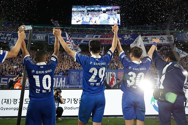 ▲ 19일 경기도 수원시 수원월드컵경기장에서 열린 OGFC VS 수원삼성 레전드 매치에서 수원 서포터즈 프렌테 트리콜로가 놀라운 응원을 펼치고 있다. ⓒ 슛포러브