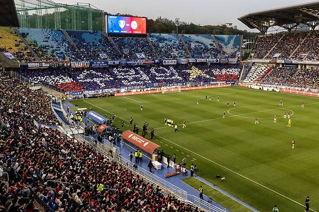 ▲ 19일 경기도 수원시 수원월드컵경기장에서 열린 OGFC VS 수원삼성 레전드 매치에서 수원 서포터즈 프렌테 트리콜로가 놀라운 응원을 펼치고 있다. ⓒ 슛포러브