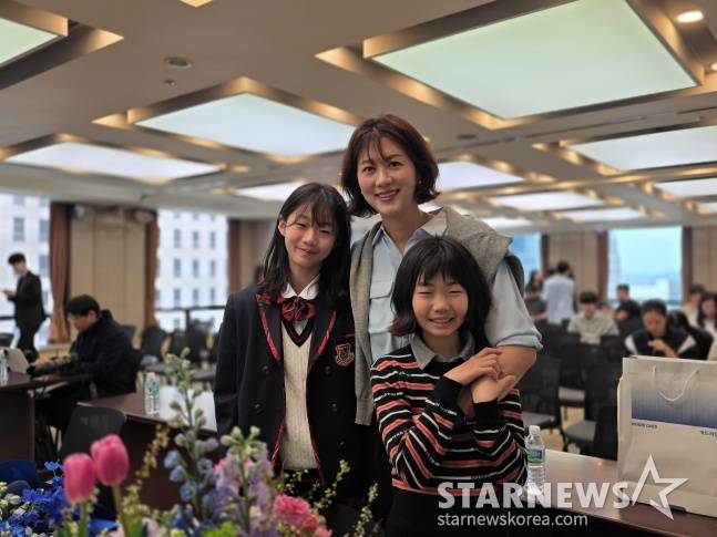 신혜인(가운데) 씨가 최근 서울 프레스센터에서 열린 박철우 우리카드 감독 취임식에서 두 딸과 함께 미소짓고 있다. 왼쪽부터 박철우 감독의 첫째 딸 박소율 양, 아내 신혜인 씨, 둘째 딸 박시하 양. /사진=김동윤 기자