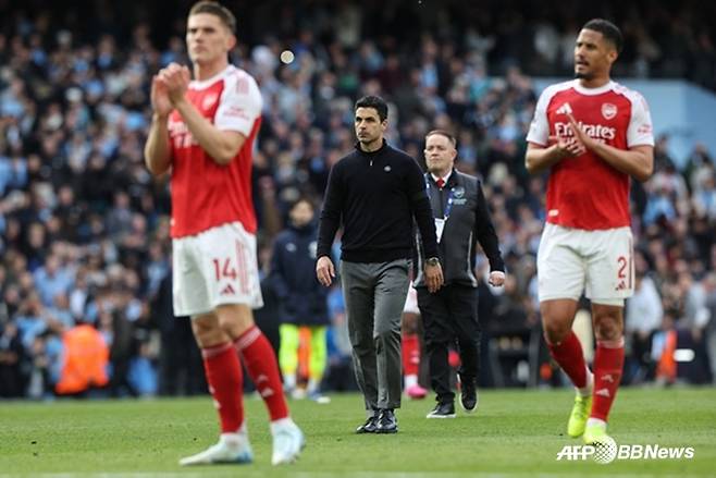 경기 후 미켈 아르테타(가운데) 감독과 아스널 선수들의 모습. /AFPBBNews=뉴스1