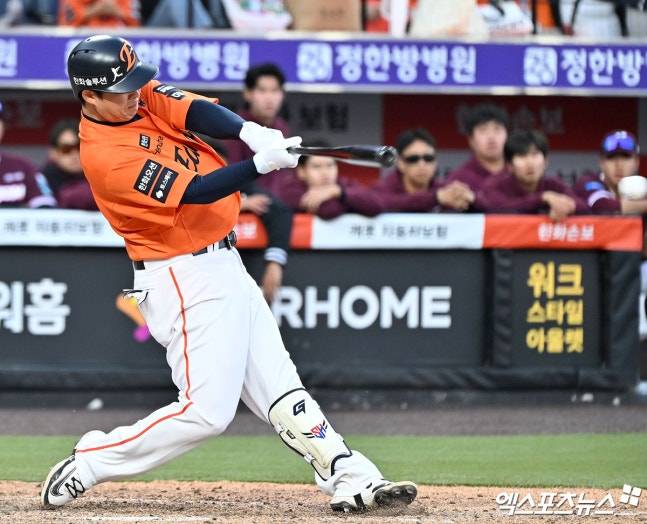 한화 이글스 '4번 타자' 내야수 노시환이 1군 선수단 복귀를 앞두고 퓨처스리그 최종 점검을 마쳤다.&nbsp;노시환은 20일 서산야구장에서 열린 2026 KBO 퓨처스리그 울산 웨일스와 경기에 1번 타자 3루수로 선발 출전해 5타수 1안타 1삼진을 기록했다. 노시환은 올 시즌 개막 후 13경기에 출전해 타율 0.145(55타수 8안타), 3타점, 출루율 0.230, 장타율 0.164로 극심한 부진에 빠졌다. 노시환은 지난 10~12일 대전 KIA 타이거즈전에서 11타수 무안타에 그친 뒤 13일 2군행 통보를 받았다.&nbsp;노시환은 서산으로 내려간 뒤 곧바로 퓨처스리그 경기 출전 없이 타격 메커니즘 조정에 힘썼다.&nbsp;18일부터 2군 경기에 나서 20일까지 13타수 3안타 타율 0.231을 기록했다. 엑스포츠뉴스DB