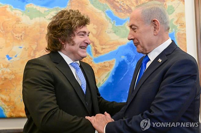 19일(현지시간) 예루살렘에서 만난 밀레이와 네타냐후 [이스라엘 정부 공보국 제공, EPA=연합뉴스]