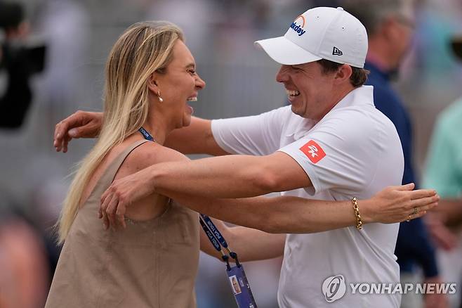 우승한 피츠패트릭(오른쪽) [AP=연합뉴스]