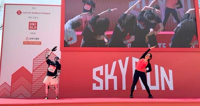 강사와 함께 스트레칭하는 휴머노이드 로봇 '로이' [롯데이노베이트 제공. 재판매 및 DB 금지]