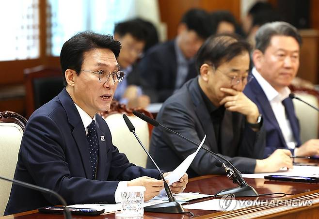 새만금 전북 대혁신TF 2차회의 (서울=연합뉴스) 신준희 기자 = 김민석 국무총리가 20일 정부서울청사에서 열린 새만금 전북 대혁신TF 2차 회의에서 발언을 하고 있다. 2026.4.20 hama@yna.co.kr