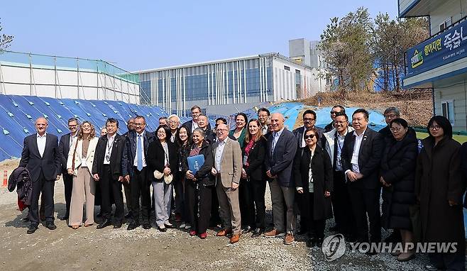 강릉컨벤션센터 방문한 ITS 관계자들 [연합뉴스 자료사진]