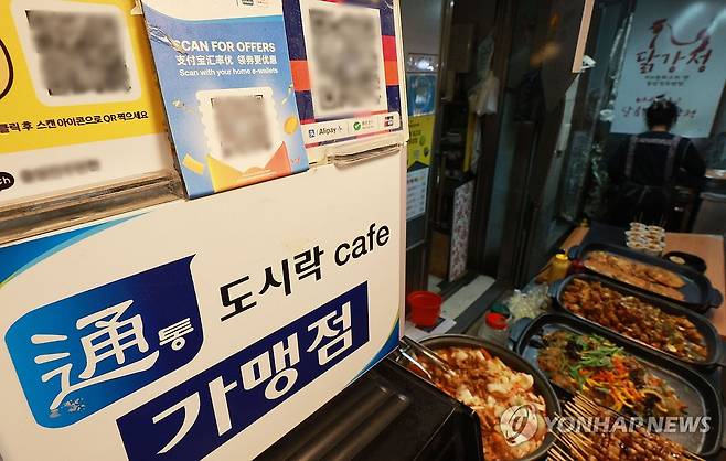 '고유가 피해지원금' 27일부터 지급…1인당 10만∼60만원 (서울=연합뉴스) 한종찬 기자 = 정부가 중동전쟁으로 인한 고유가·고물가 등 국민 부담을 덜고자 국민 70%에 1인당 최소 10만∼최대 60만원까지 지원금을 지급한다. 지원금은 위기 대응 여력이 부족한 기초생활수급자, 차상위계층·한부모가족 등 취약계층에게 이달 27일부터 우선 지급한다.  작년에 지급한 민생 회복 소비쿠폰처럼 신용카드·체크카드·지역화폐 중에서 선택하게 해 저축이 아닌 소비로 이어지도록 한다. 12일 서울 종로구 통인시장에 서울페이와 온누리상품권 등 안내문이 붙어있다. 2026.4.12 saba@yna.co.kr