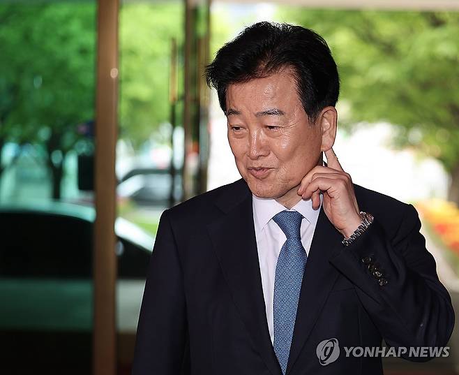 답변하는 정동영 통일부 장관 (서울=연합뉴스) 안정원 기자 = 정동영 통일부 장관이 20일 오후 외부 일정을 마친 뒤 서울 광화문 정부서울청사 집무실로 향하며 기자들의 질문에 답하고 있다. 2026.4.20 jeong@yna.co.kr