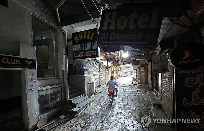 1주일 강제 영업 중단 (라왈핀디=연합뉴스) 손현규 특파원 = 미국과 이란이 2차 종전 협상을 앞둔 가운데 지난 19일(현지시간) 오후 중재국 파키스탄의 군사도시 라왈핀디에 있는 숙박업소가 정부 방침으로 영업을 중단하고 있다.
이는 미국이나 이란 대표단이 항공기를 타고 라왈핀디에 있는 누르 칸 공군기지에 도착할 경우에 대비해 미리 안전을 확보하려는 조치로 풀이된다. 2026.4.20 son@yna.co.kr