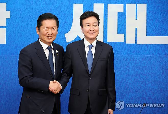 민주당, 1호 인재로 전태진 변호사 영입 (서울=연합뉴스) 이동해 기자 = 더불어민주당 정청래 대표와 전태진 변호사가 17일 국회에서 열린 1차 인재영입식에서 악수하고 있다.
    전 변호사는 김상욱 의원의 울산시장 선거 출마로 오는 6월 치러지는 울산 남갑 국회의원 보궐선거에 더불어민주당 후보로 출마할 예정이다. 2026.4.17 eastsea@yna.co.kr