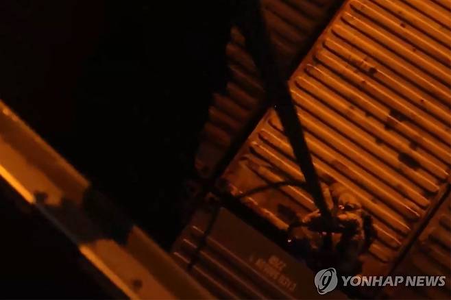 미군 중부사령부가 엑스(X·옛 트위터)를 통해 공개한 투스카호 나포 당시 미 병력이 선박에 승선하는 모습 [AFP=연합뉴스. 재판매 및 DB 금지. RESTRICTED TO EDITORIAL USE - MANDATORY CREDIT "AFP PHOTO / US CENTRAL COMMAND PUBLIC AFFAIRS" - HANDOUT - NO MARKETING NO ADVERTISING CAMPAIGNS - DISTRIBUTED AS A SERVICE TO CLIENTS]