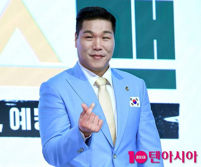 서장훈이 취재진 앞에서 포즈를 취하고 있다. / 사진=텐아시아DB