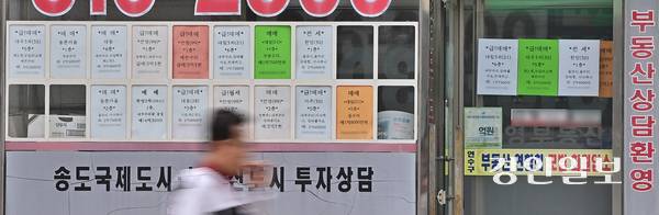 21일 오후 인천시 연수구의 한 공인중개업소 전월세 매물 게시판 앞으로 시민이 지나가고 있다. 부동산 빅데이터 업체 ‘아실’에 따르면, 이날 기준 인천 아파트 전월세 매물이 1년 전보다 절반 수준으로 급감한 것으로 나타났다. 2026.4.21 /조재현기자 jhc@kyeongin.com