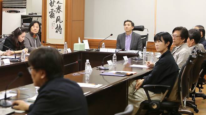 ▲ 20일 인천일보 회의실에서 열린 '2026년 4월 시민편집위원회'에 참석한 시민편집위원들이 지면에 대해 평가하고 있다. /박준엽 수습기자 jun010209@incheonilbo.com