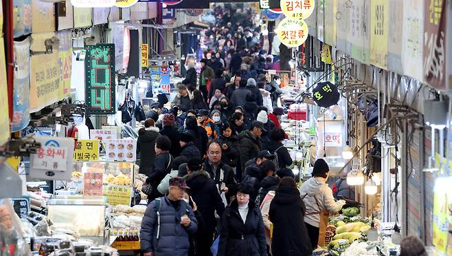 ▲ 지난 2월 설 연휴 기간 전 인천 미추홀구 석바위시장에서 시민들이 장을 보고 있다. /인천일보DB