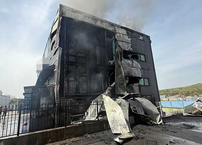 21일 오전 김포시 통진읍의 전기기기 제조 공장에서 불이 나 공장 직원과 소방관 등 2명이 경상을 입었다. 사진=경기도소방재난본부