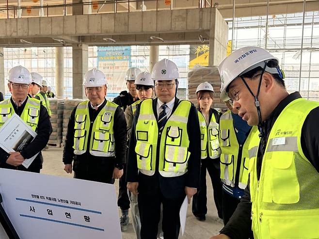 박찬대 의원이 지난달 인천발 KTX 직결사업 송도역사 증축공사 현장을 방문해 사업 현황을 보고 받고 있다. /박찬대 의원실 제공