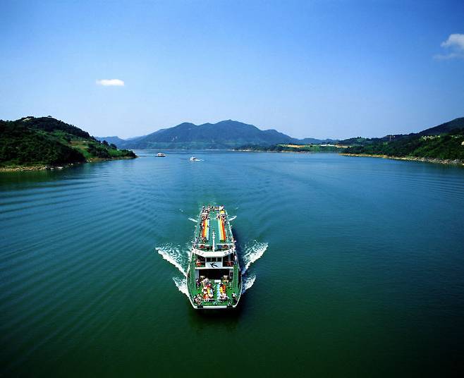 충주호 유람선.(사진=충주시 제공)