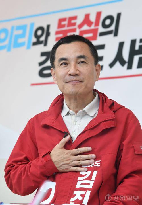 ◇국민의힘 김진태 강원지사 예비후보가 20일 춘천시 온의동 선거캠프에서 본보 정치부 윤종현 기자와 인터뷰를 진행한 가운데 . 박승선기자