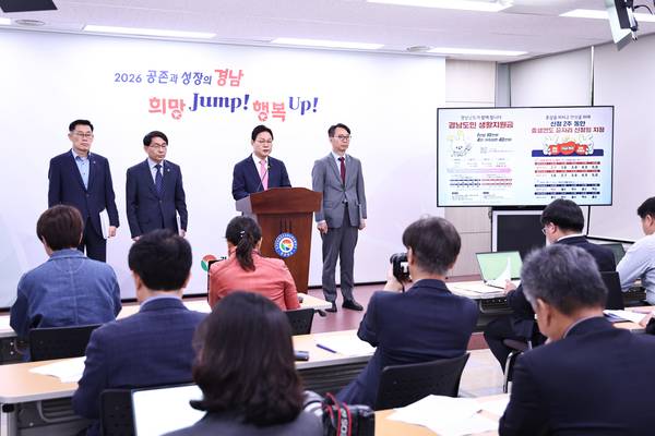 박완수 경남도지사가 21일 도청 프레스센터에서 '경남도민생활지원금' 신청 절차 등을 설명하고 있다. /경남도