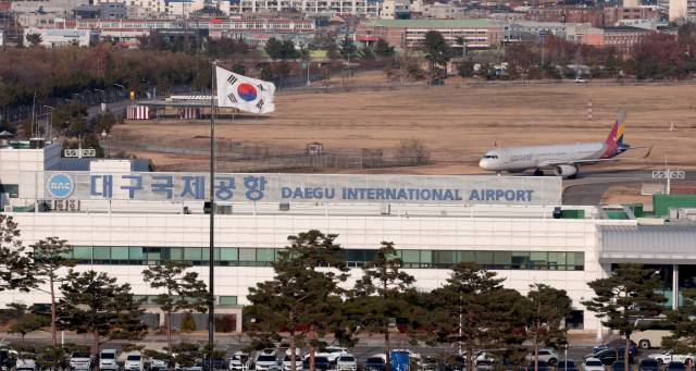 대구국제공항에서 여객기가 도착 게이트로 진입하고 있다. 매일신문DB