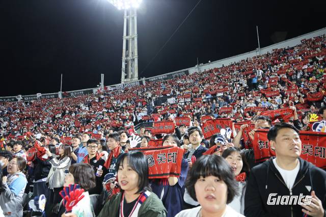 21일 롯데가 두산에 져 4연패에 빠졌다. 이날 1만 5942명의 관중이 사직야구장을 찾았다. 롯데 자이언츠 제공