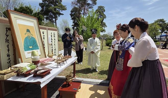 ▲ 21일 최무선과학관에서 열린 '2026년 영성부원군 최무선장군 추모제'에서 초헌관을 맡은 최정애 부시장이 절을 올리고 있다. 권오석 기자