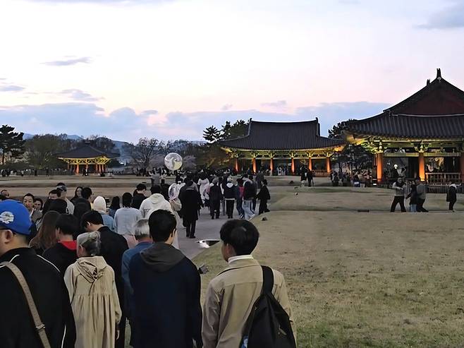 ▲ APEC 정상회담의 성공적인 개최 이후 동궁과 월지를 비롯한 경주지역 주요 관광지 방문객 수가 큰 폭으로 증가한 것으로 나타났다. 사진은 동궁과 월지를 찾은 관광객 모습. 경주시