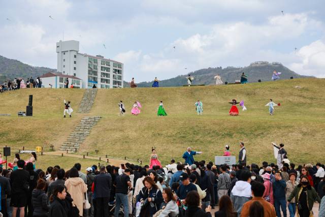 지난해 열린 김해 가야문화축제에서 ‘가야 판타지아’ 공연을 선보이고 있다./김해시/