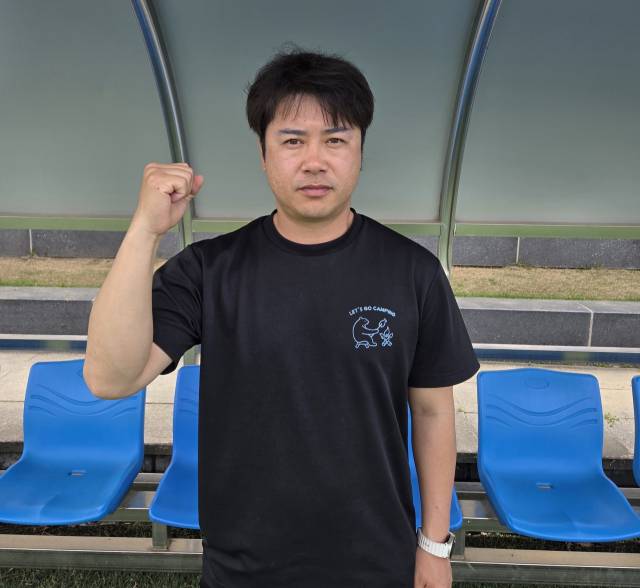 오휘성 함안군민축구단 감독이 지난 20일 제65회 경남도민체전 축구 남자일반부 결승전이 열린 함안스포츠타운 곶감구장서 인터뷰를 마친 뒤 파이팅을 외치고 있다./김태형 기자/
