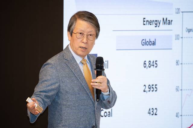 황일순 서울대 원자력공학과 명예 교수가 21일 오전 경북도청에서 '세계 속의 경북 원자력 미래'를 주제로 특강을 하고 있다. 경북도 제공.